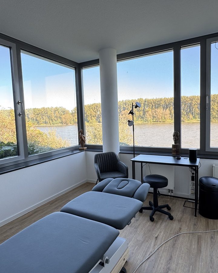 Therapieraum mit Fensterfront und Blick über den Rhein