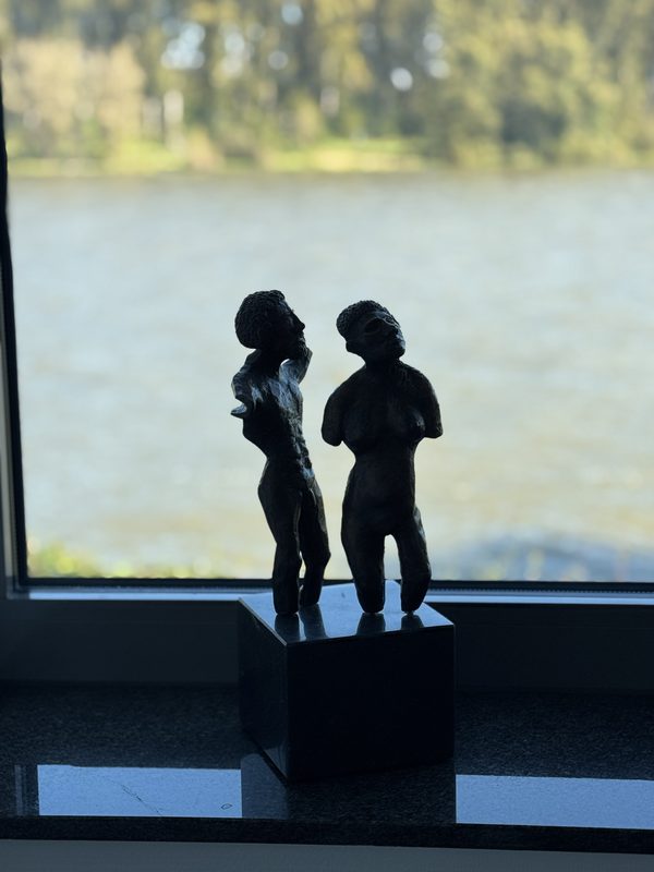 Skulpturen vor dem Fenster, im Hintergrund der Rhein